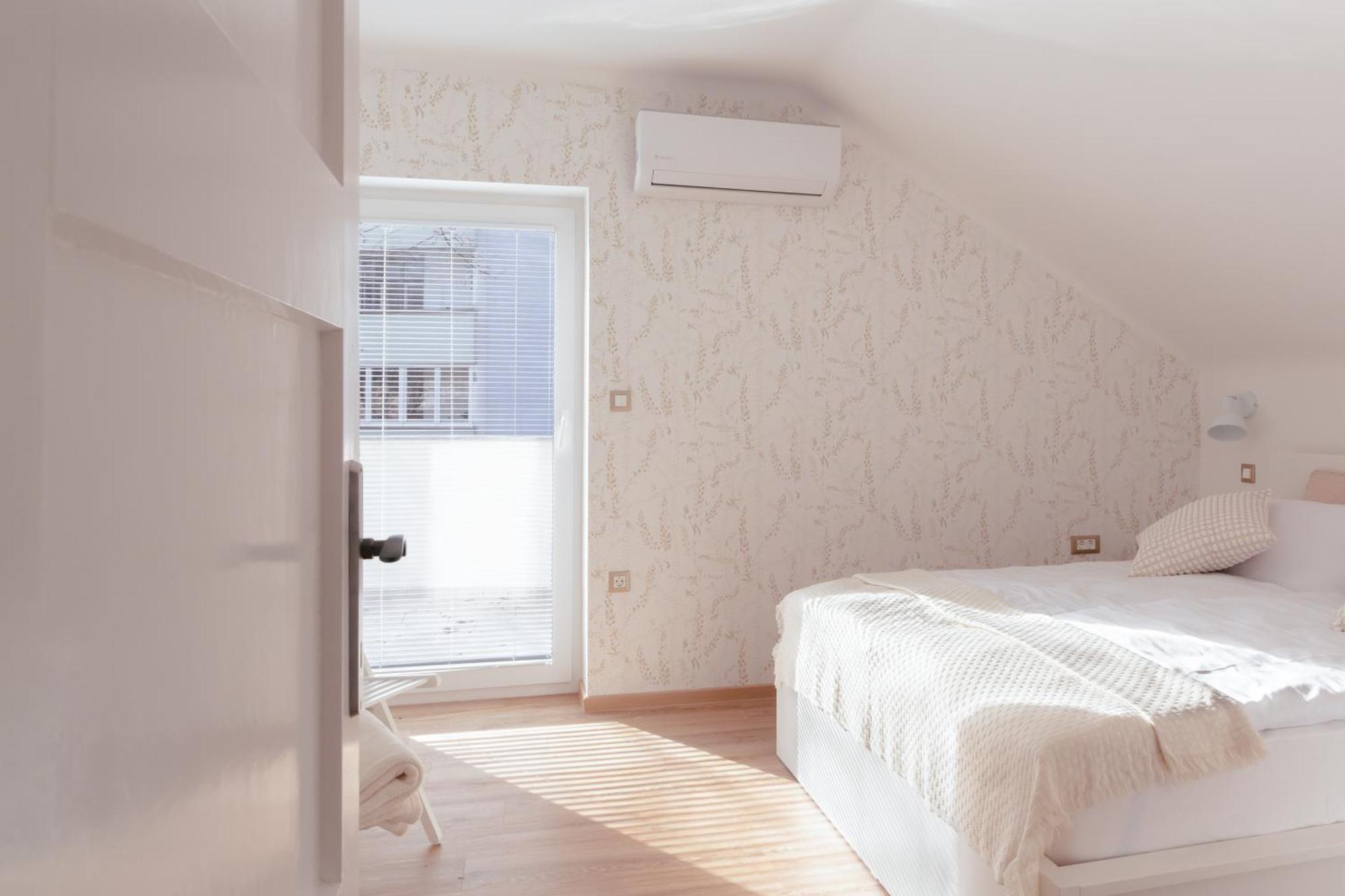 Apartment Luxury 2 Bedroom New With Private Parking *
