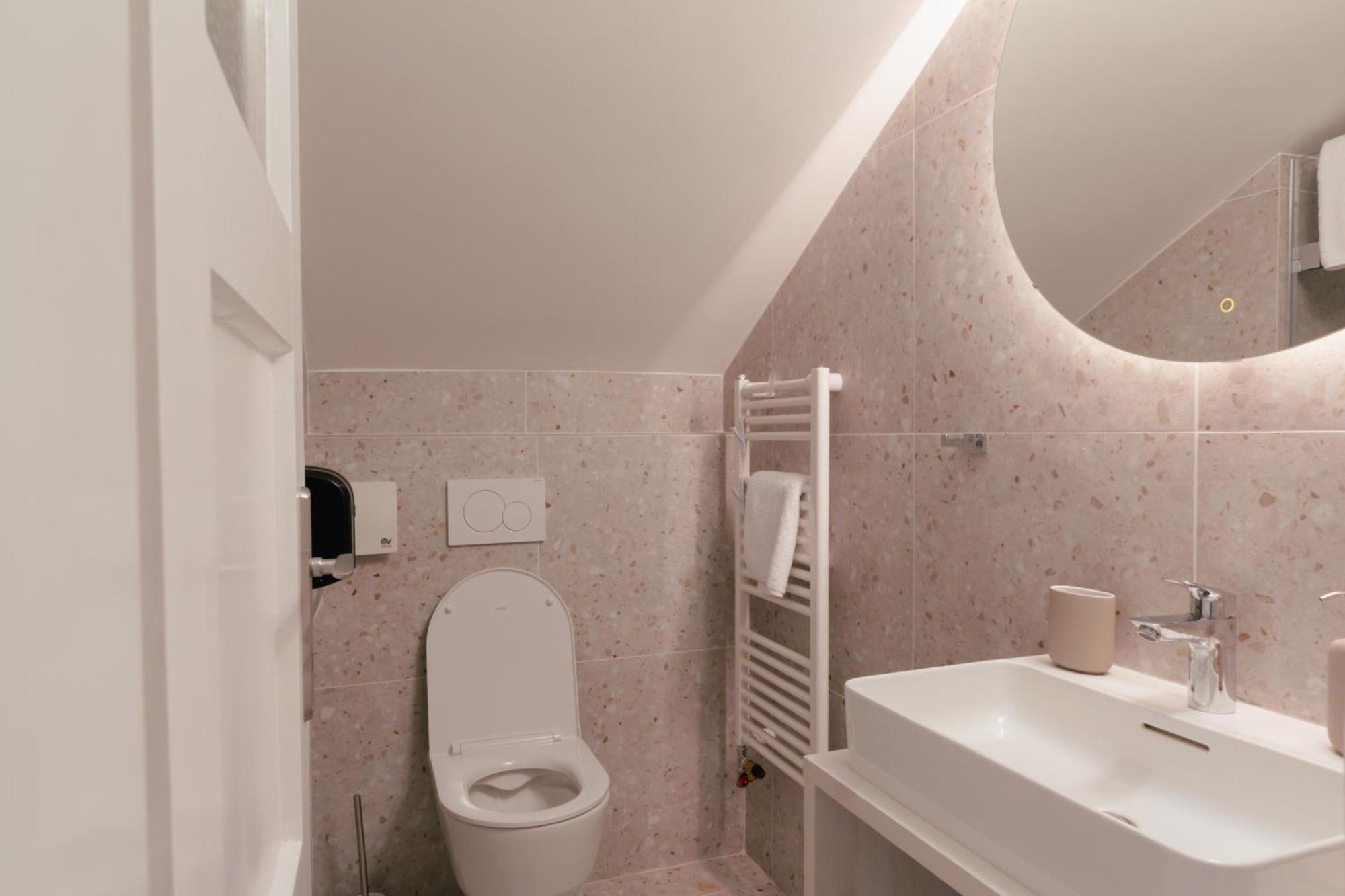 Luxury 2 Bedroom New With Private Parking Apartment