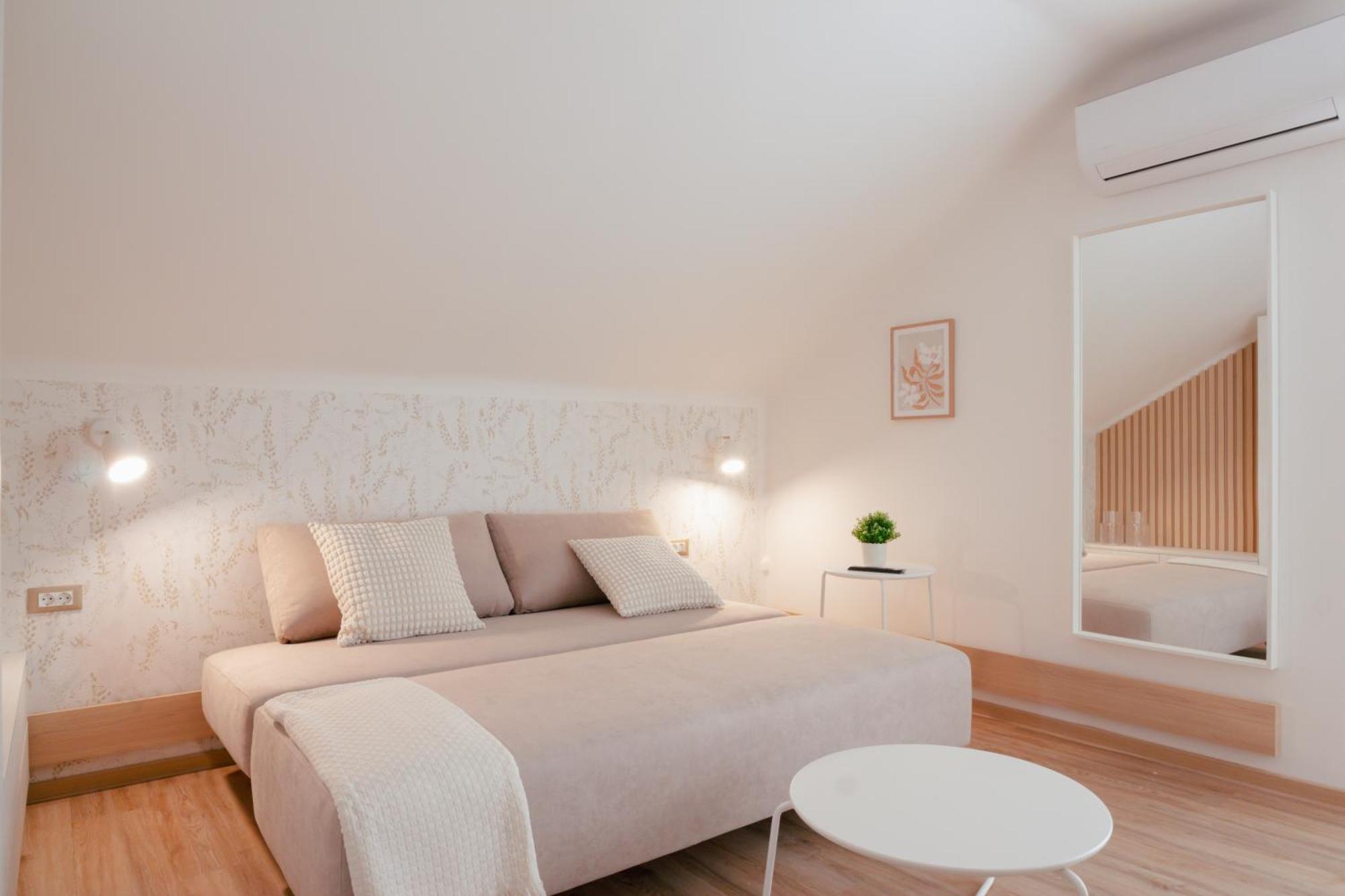Luxury 2 Bedroom New With Private Parking Apartment *