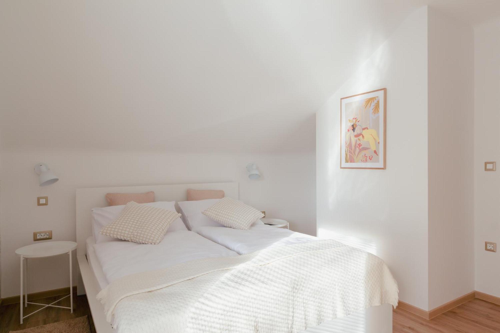 Apartment Luxury 2 Bedroom New With Private Parking *