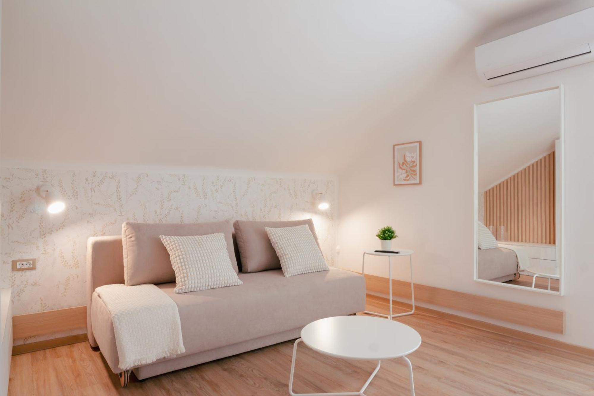 Luxury 2 Bedroom New With Private Parking *